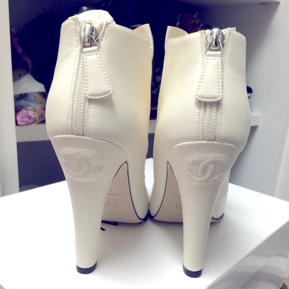 ๐๐HOST PICK๐๐ CHANEL star โญ๏ธ Bright bow - Picture 2 of 4
